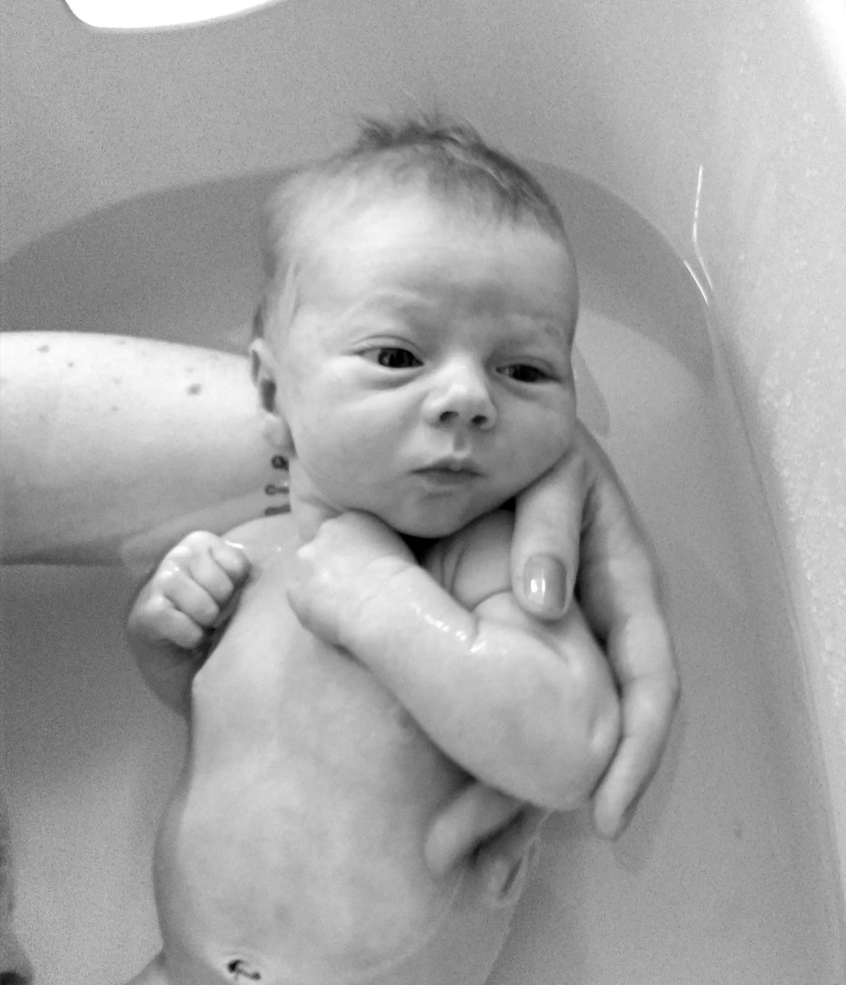 Baby beim Baden